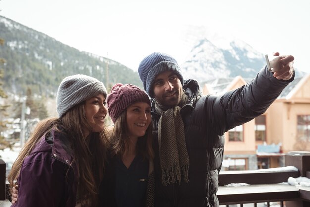 Amigos tomando un selfie con teléfono móvil