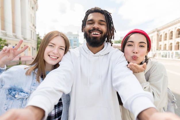 Amigos tomando selfie