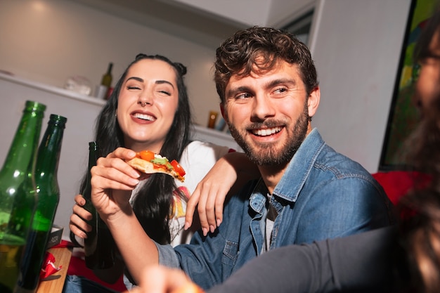 Foto gratuita amigos de tomas medianas comiendo pizza