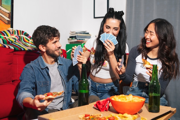 Foto gratuita amigos de tomas medianas comiendo pizza