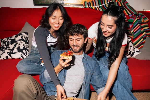 Foto gratuita amigos de tomas medianas comiendo pizza