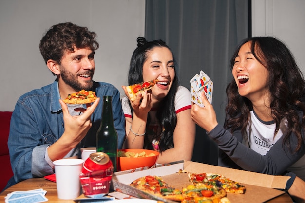 Foto gratuita amigos de tomas medianas comiendo pizza