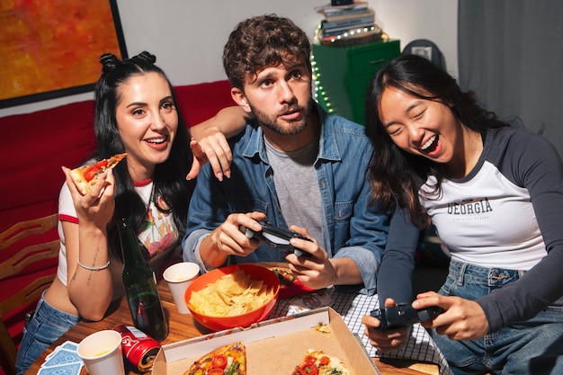 Amigos de tomas medianas comiendo pizza