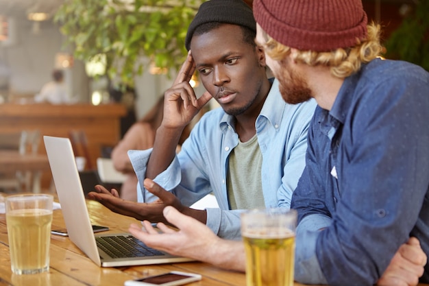 Amigos trabajando juntos en un pub