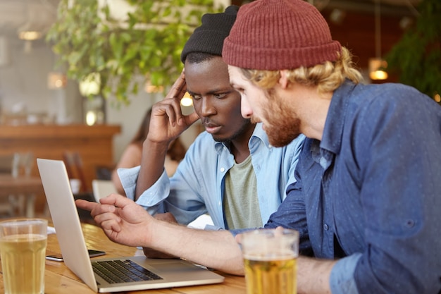 Amigos trabajando juntos en un pub