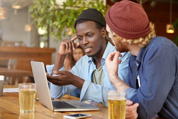 Amigos trabajando juntos en un pub