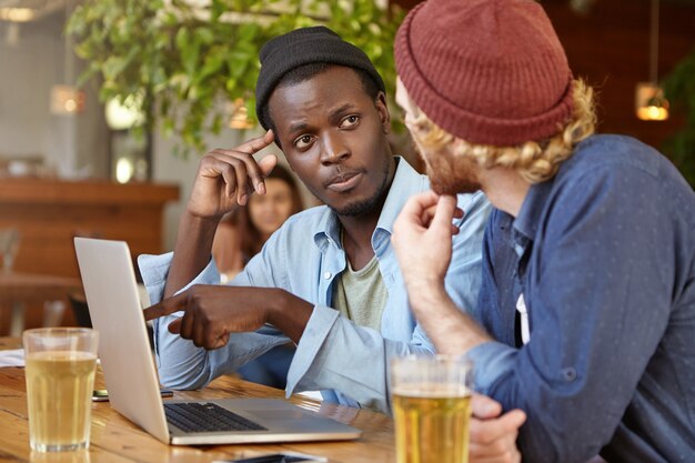 Amigos trabajando juntos en un pub