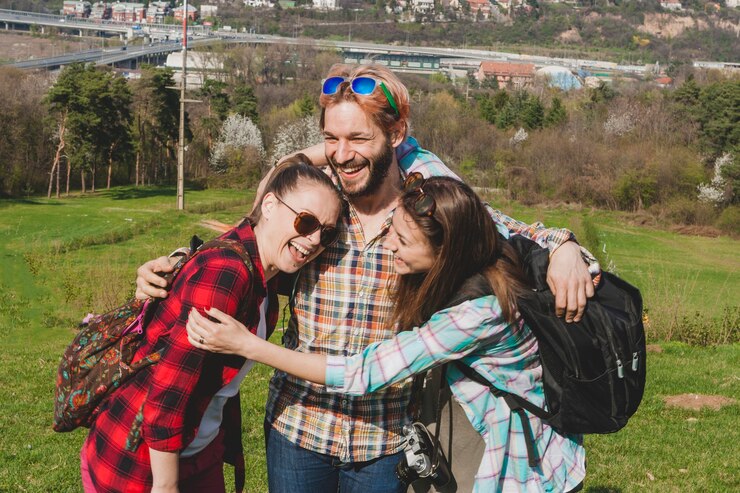 Foto gratuito amigos turistas abrazandose