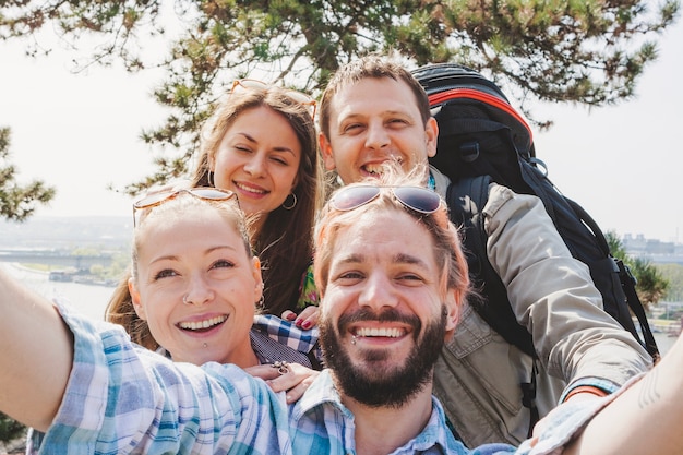 Amigos turistas haciendo un selfie