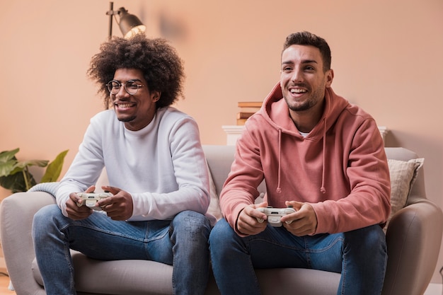 Amigos varones en casa jugando juegos