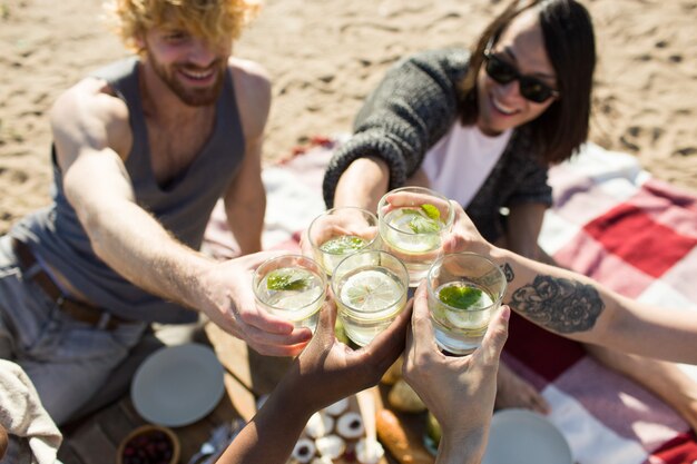 Amigos con vaso de mojito