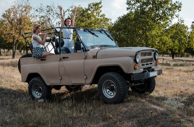 Foto gratuita amigos viajando juntos en coche