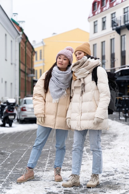 Amigos viajando juntos en invierno