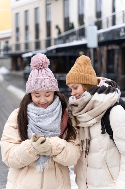 Foto gratuita amigos viajando juntos en invierno