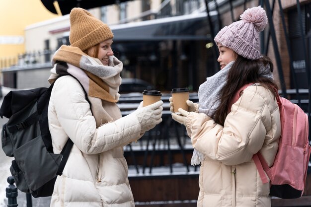 Amigos viajando juntos en invierno