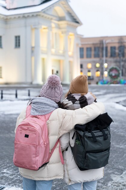 Amigos viajando juntos en invierno