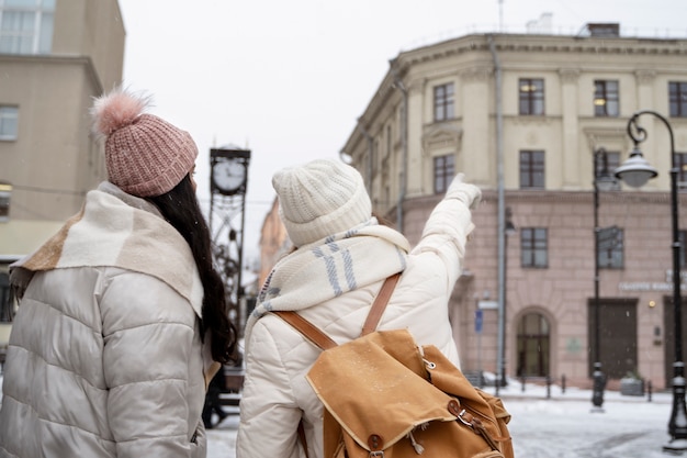 Amigos viajando juntos en invierno