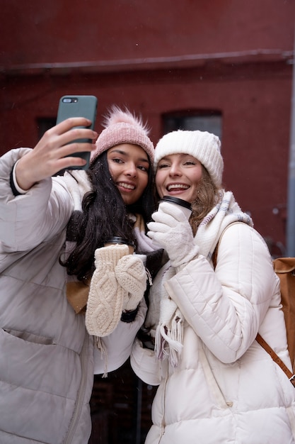 Foto gratuita amigos viajando juntos en invierno