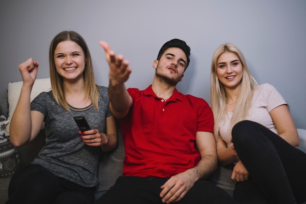 Amigos viendo la competencia deportiva juntos