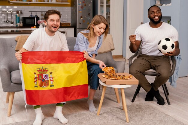 Amigos viendo deportes en la televisión