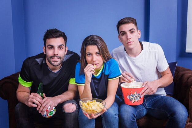 Amigos viendo el fútbol