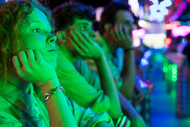 Amigos viendo una noche mágica