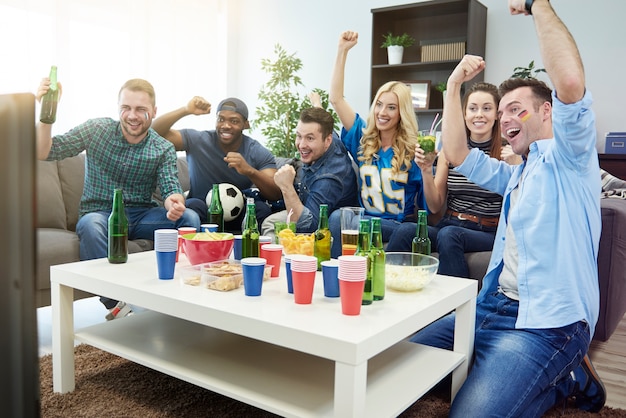 Amigos viendo el partido y divirtiéndose juntos