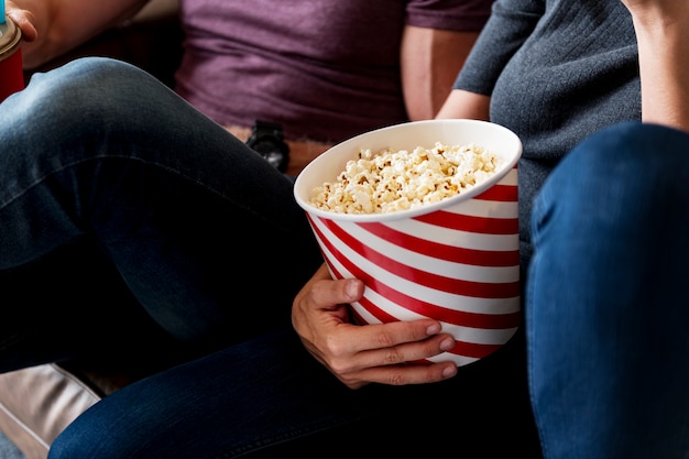 Amigos viendo la película juntos