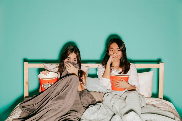 Amigos viendo películas tristes con palomitas de maíz
