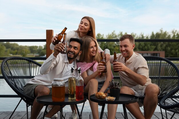 Amigos de vista frontal con deliciosa kombucha al aire libre