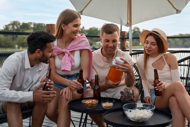 Amigos de vista frontal con deliciosa kombucha al aire libre