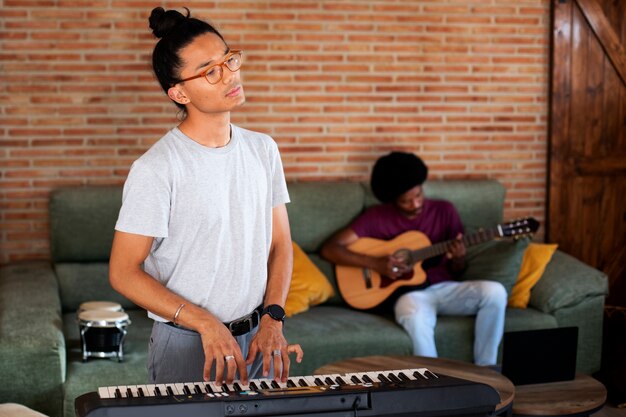 Amigos de vista frontal haciendo música juntos