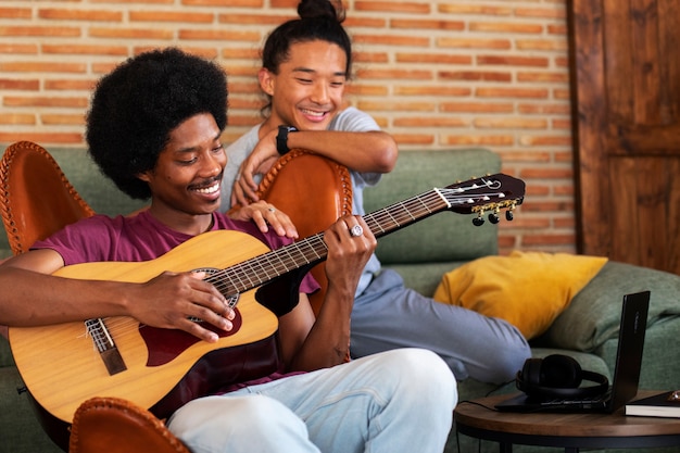 Foto gratuita amigos de vista frontal haciendo música juntos