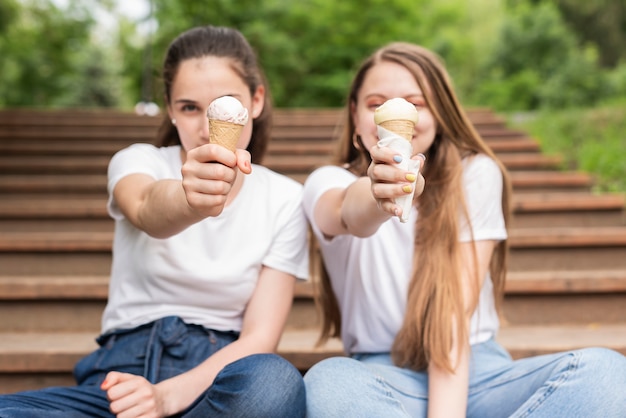 Amigos de la vista frontal con helado de vainilla