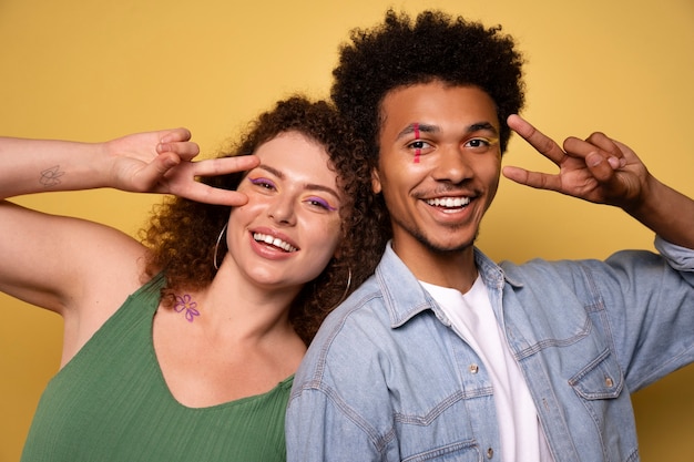 Amigos de vista frontal con maquillaje gráfico de los ojos