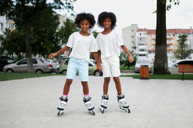 Foto gratuita amigos con vista frontal de patines