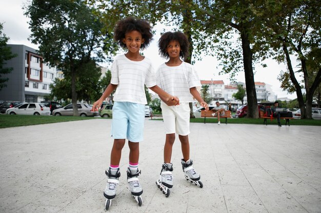 Foto gratuita amigos de vista frontal con patines