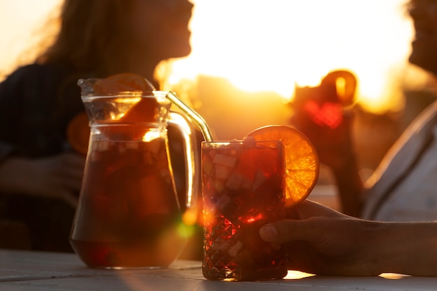 Foto gratuita amigos de vista lateral con bebidas de sangría.