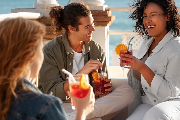 Foto gratuita amigos de vista lateral con bebidas de sangría.