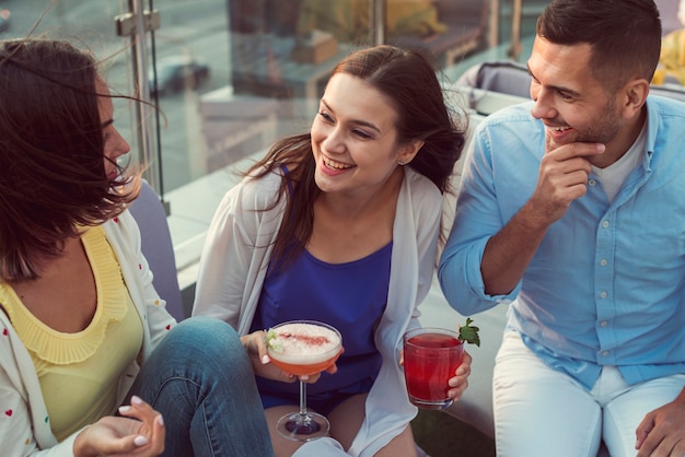 Foto gratuita amigos de la vista superior riéndose de una fiesta en la terraza