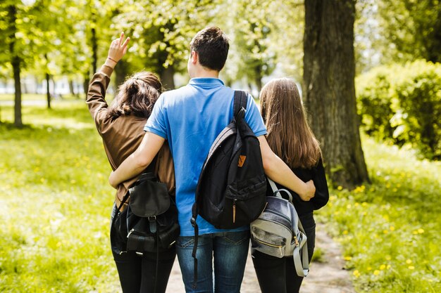 Amigos yendo a casa tras el colegio