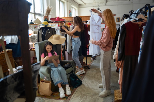 Foto gratuita amigos yendo de compras en una tienda de antigüedades