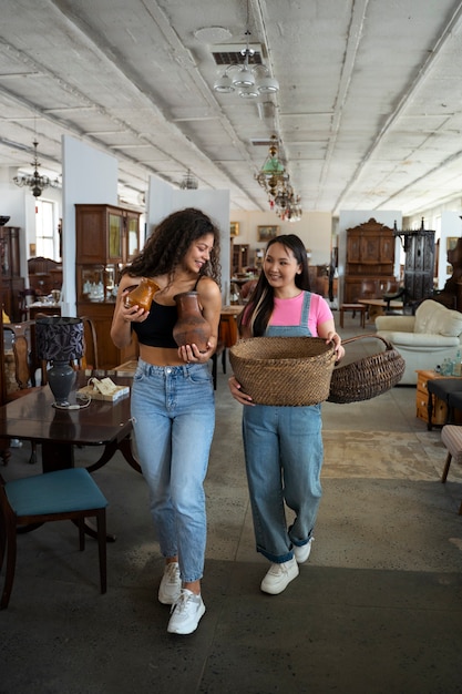 Amigos yendo de compras en una tienda de antigüedades