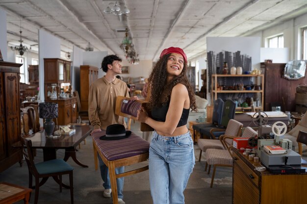 Amigos yendo de compras en una tienda de antigüedades