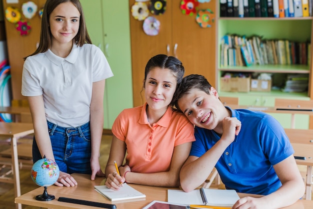 Foto gratuita amistad en el colegio