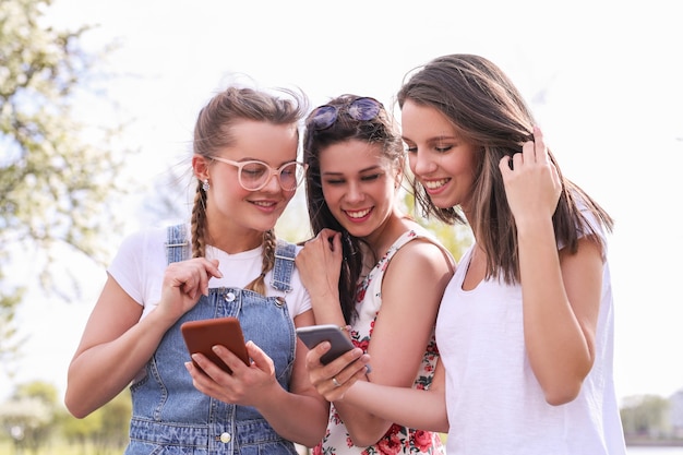 Foto gratuita amistad. mujeres en el parque durante el día.