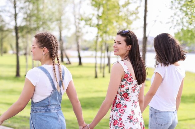 Amistad. Mujeres en el parque durante el día.