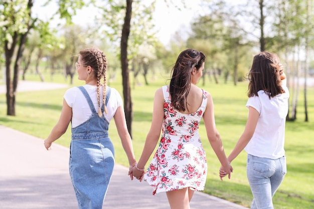 Amistad. Mujeres en el parque durante el día.