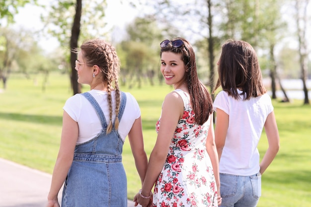 Amistad. mujeres en el parque durante el día.