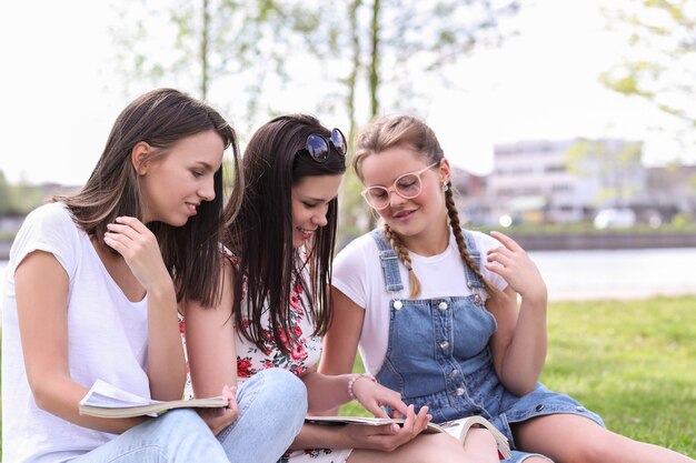 Amistad. Mujeres en el parque durante el día.